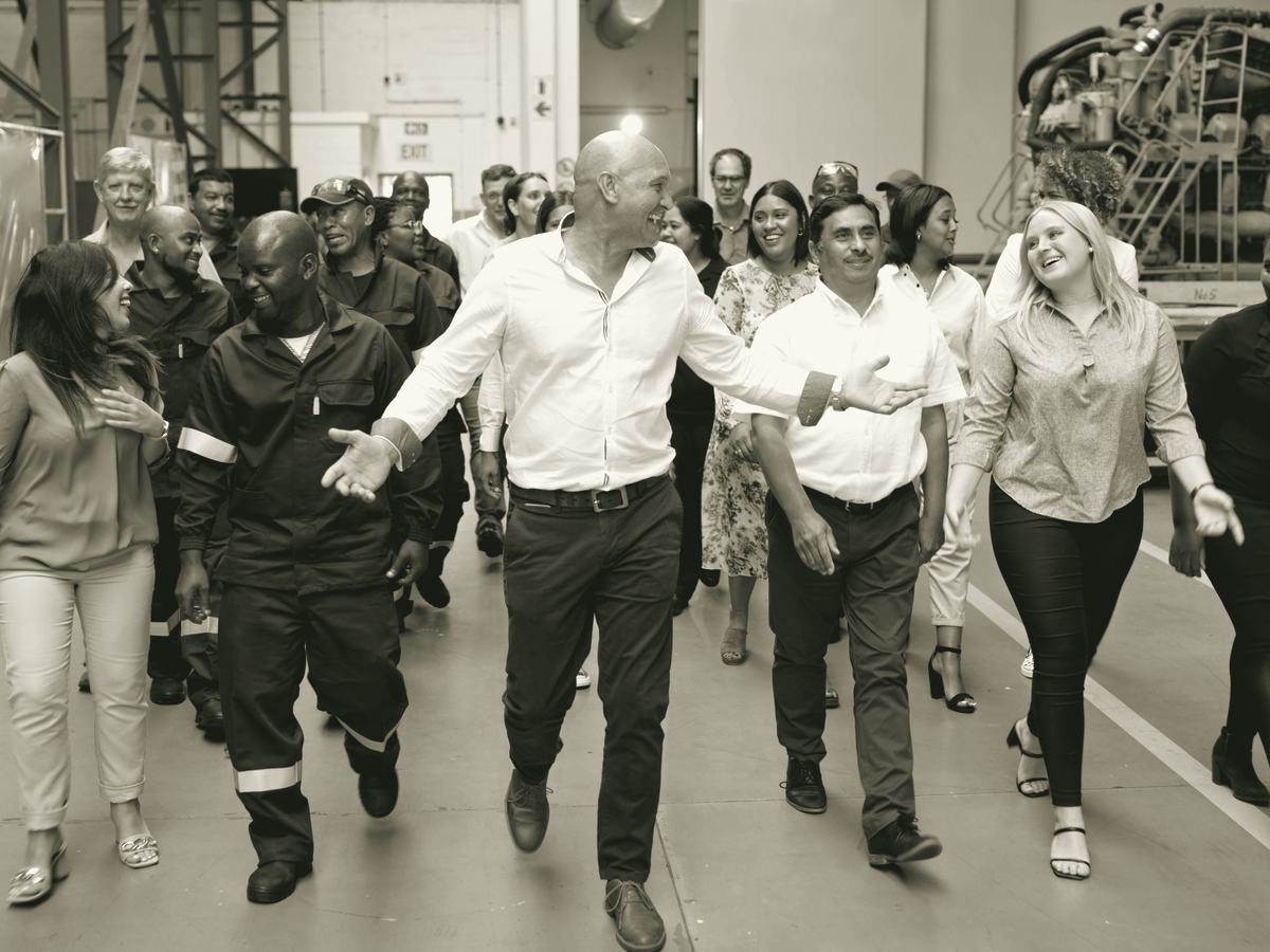 Manager che attraversa lo stabilimento insieme alla squadra: il temporary manager lavora dentro l'azienda